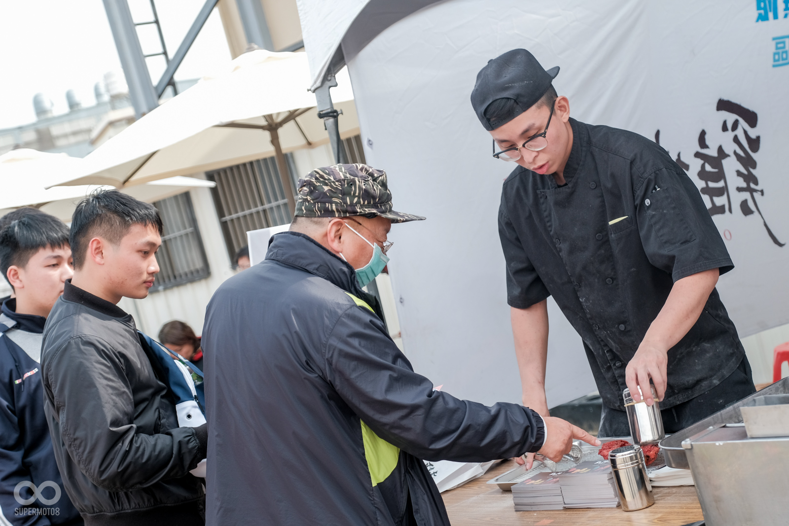 不少車友都是衝著這塊雞排而來！甚至有身障以及不老騎士現身會場