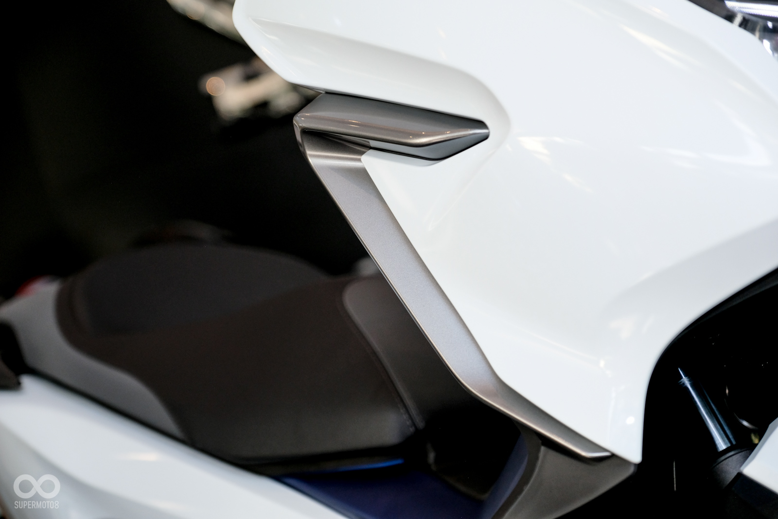 在車側具有小導流條的設計