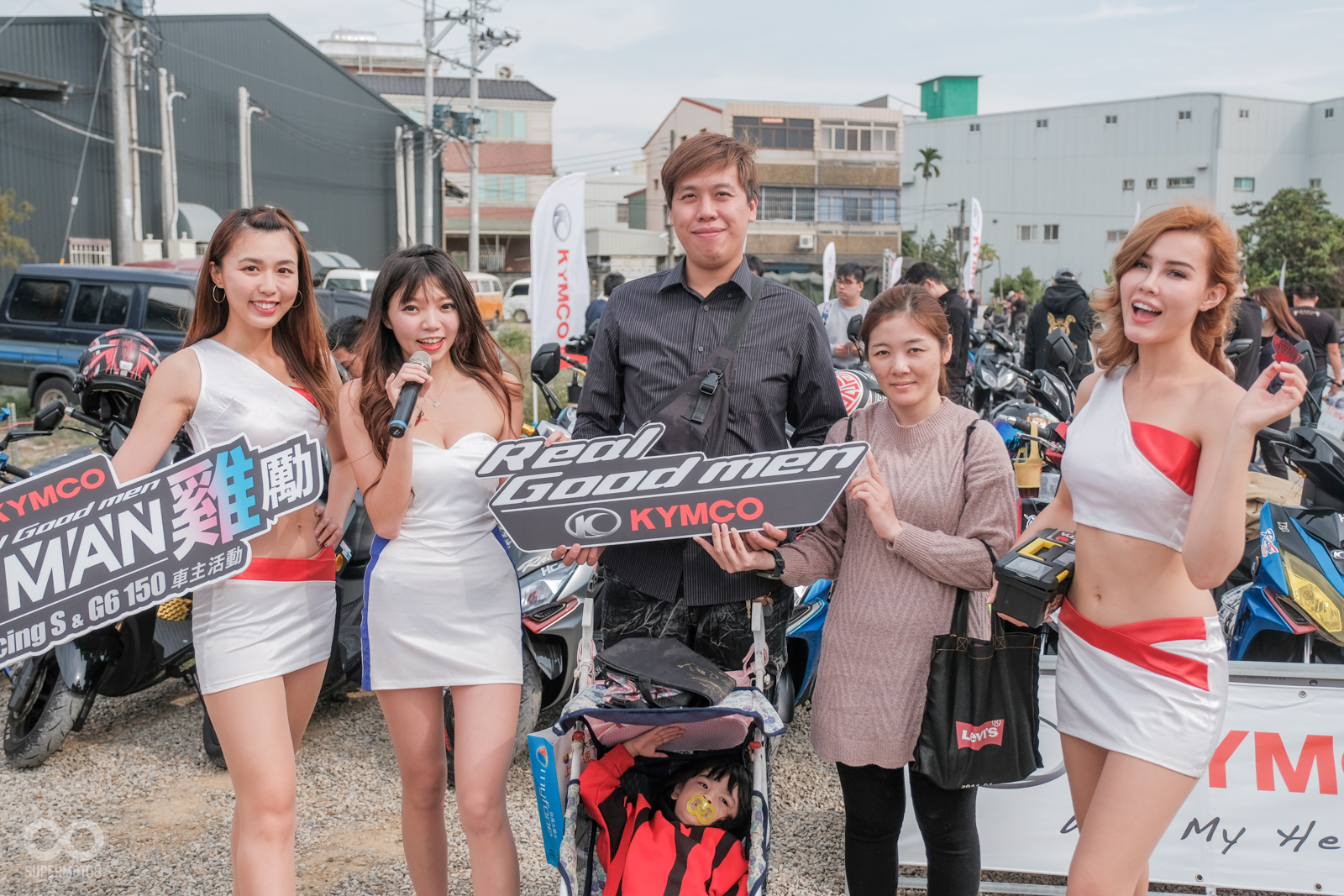 還有車友帶著一家大小一起前來參與