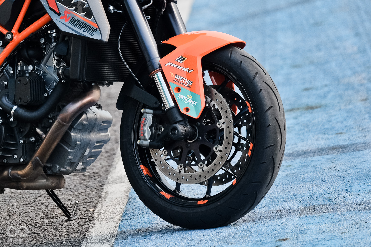 雖然前叉預載不可調,但利用壓側伸側阻尼設定也可達到理想目標