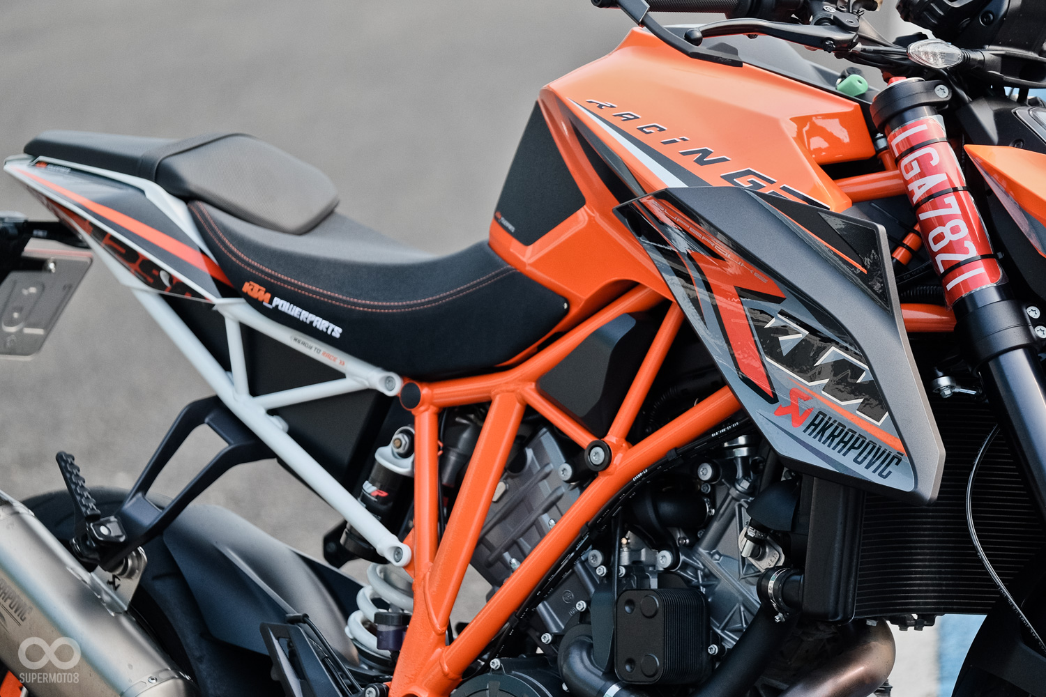 與現行款的1290 Super Duke R相比，新款在車架部份確實有明顯的設計改變