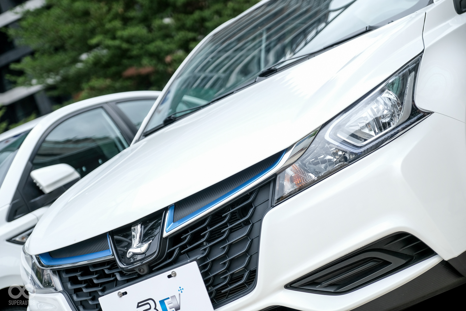 透過車尾銘牌以及車頭的藍水箱罩,與汽油版本有明顯分別