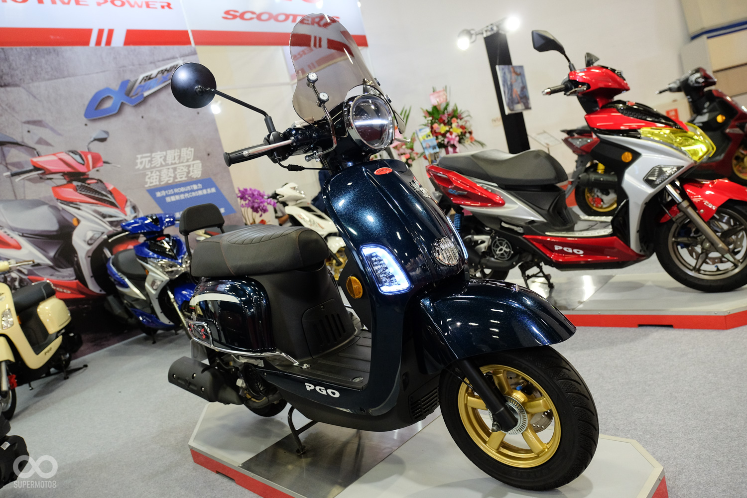 展區正中央的則是J-BUBU的改裝特仕車，獨特的石青藍配色，漆料中加入了亮粉，讓整體的色澤相當有層次