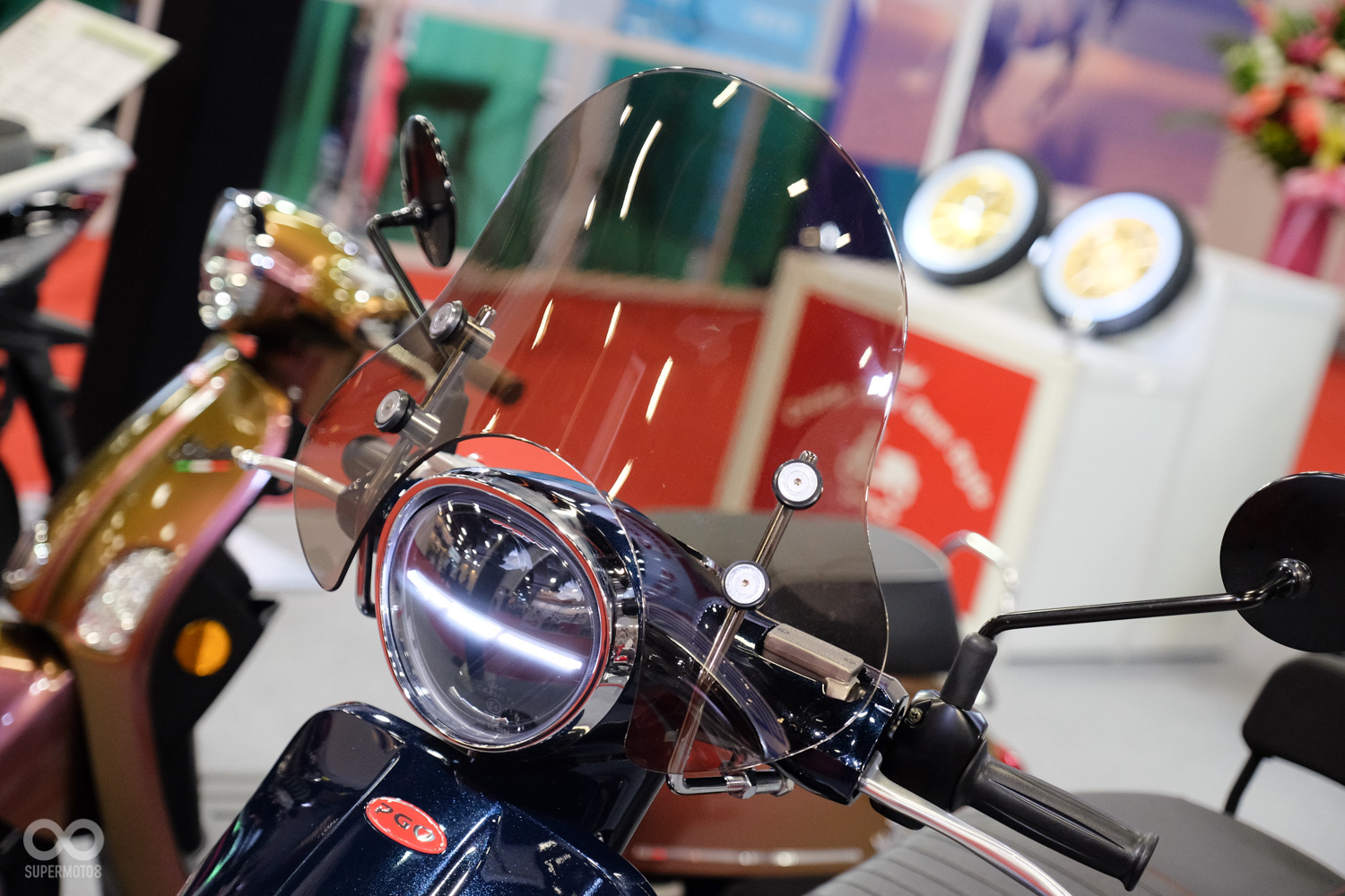 圓潤的短風鏡造型討喜，除了為外觀增色，也能幫助騎士抵擋強風，減低騎乘時的負擔