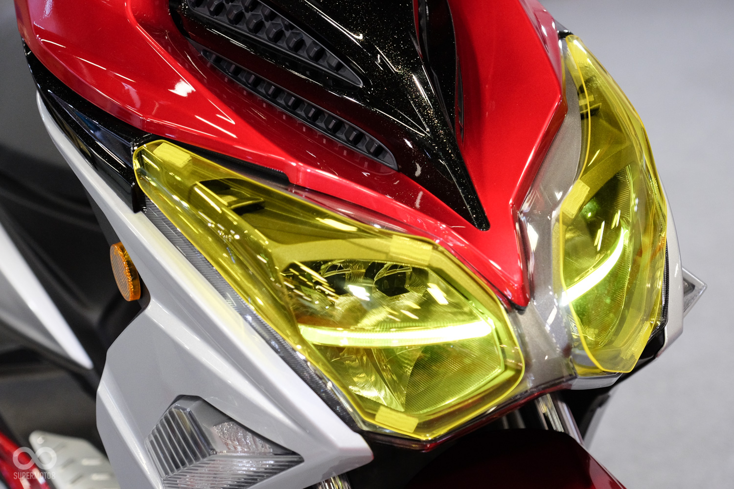 ALPHA MAX最具代表的LED大燈，原廠這次也提供了防護片，避免因石頭噴濺造成損傷