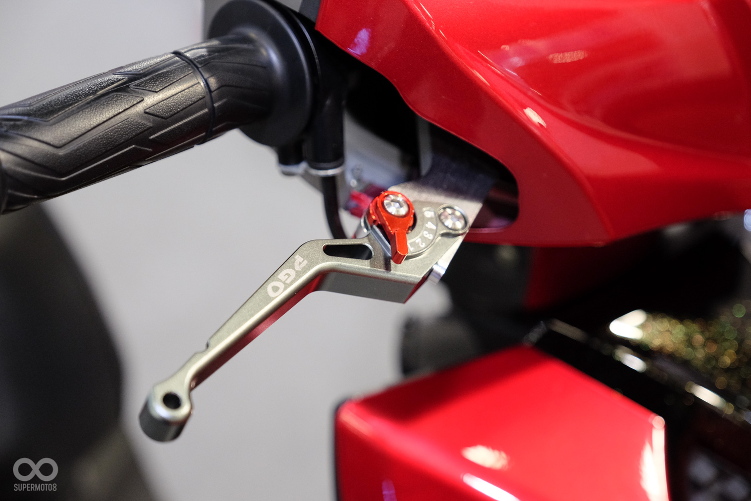 原廠所訂製的可調拉桿，具備五段可調功能，讓騎士們能找到最佳的手感設定