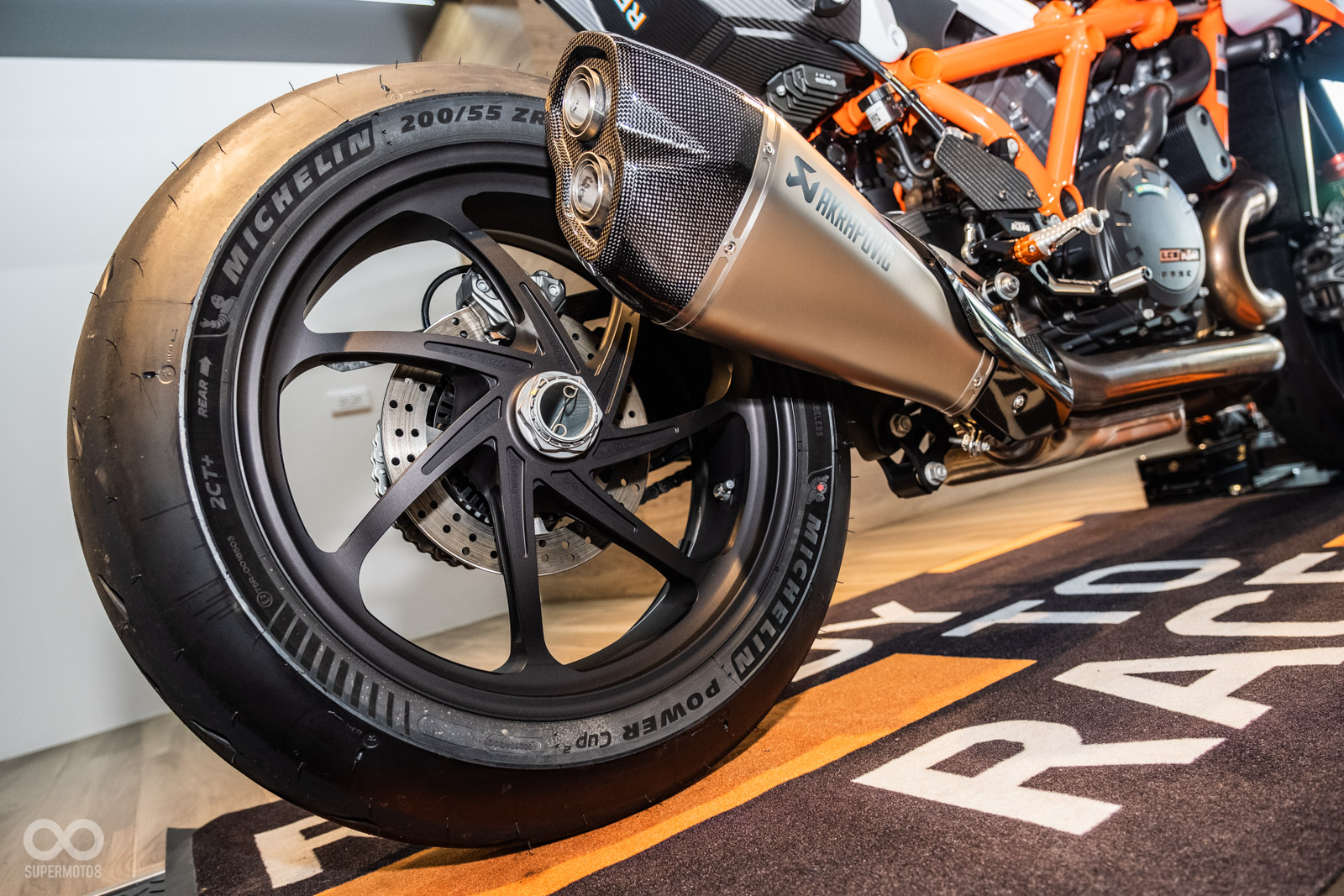 前後輪框升級鍛造輪框；排氣管使用碳纖鈦管