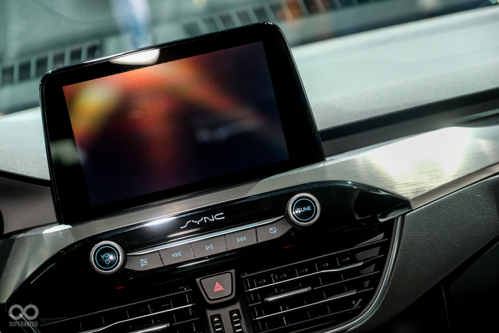 8吋螢幕可以支援Apple CarPlay以及Android Auto的功能