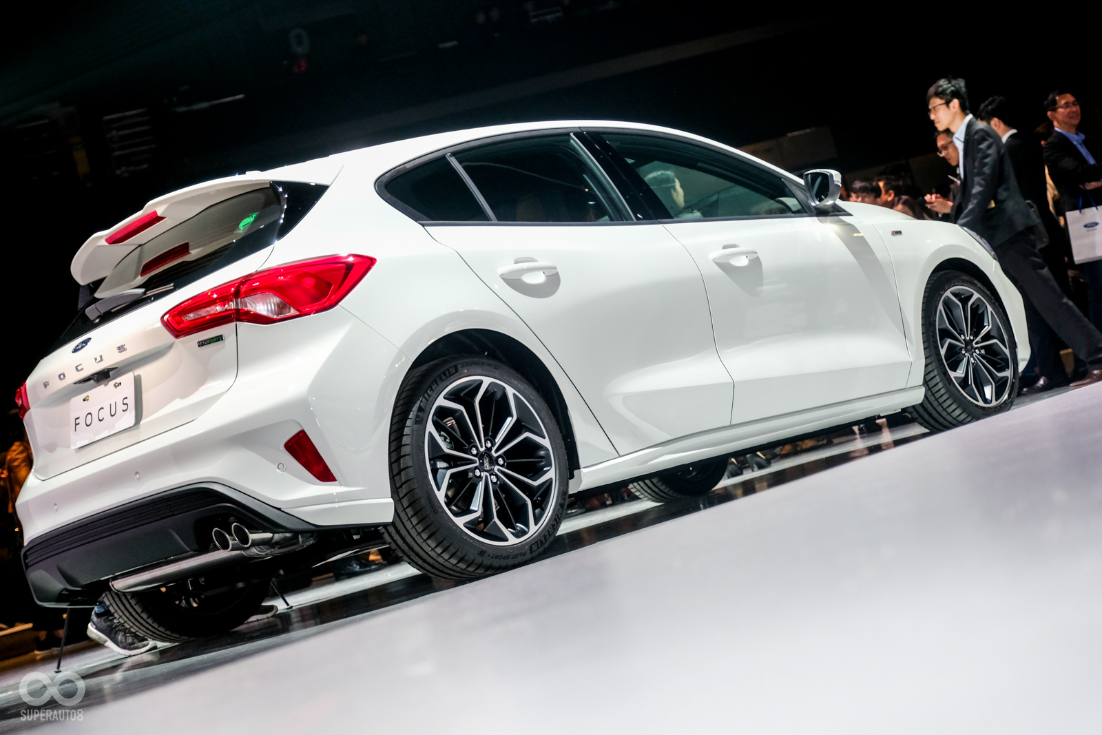 五門款的車尾線條也與前一代有所不同，整體刻畫得更富有層次