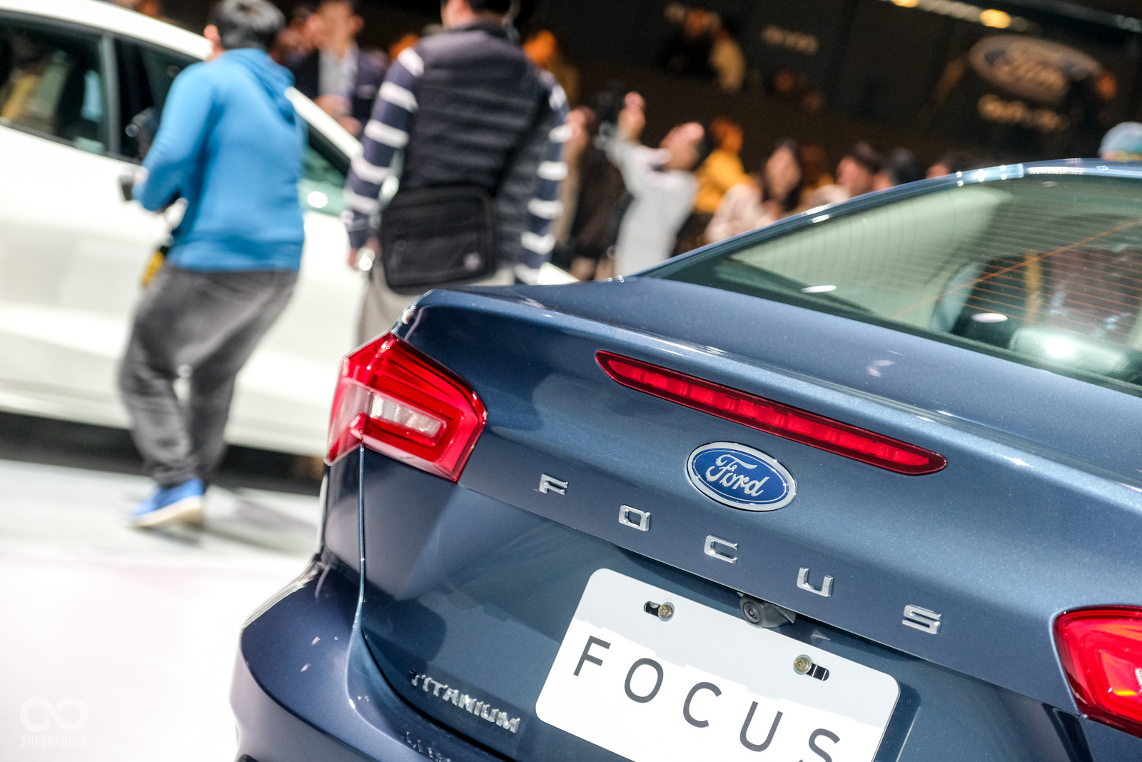 車尾部分增加了不少車身折線，並且內置了一個小小的鴨尾