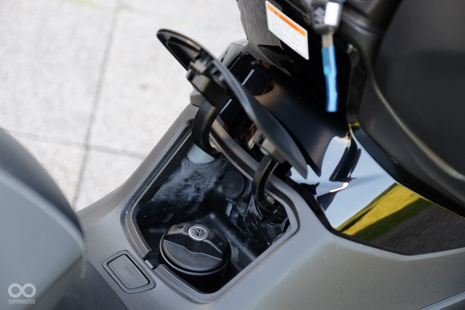 油箱蓋同樣必須使用鑰匙開啟,而副水箱補水的位置也同樣在這