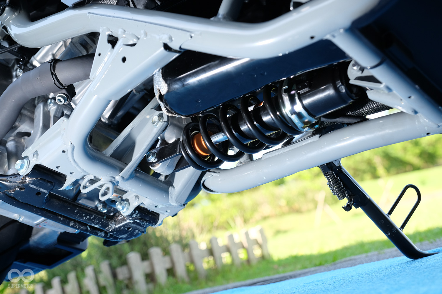 BURGMAN400招牌的中置多連桿懸吊,而它也是同級車款中唯一搭配如此高規格懸吊的車款
