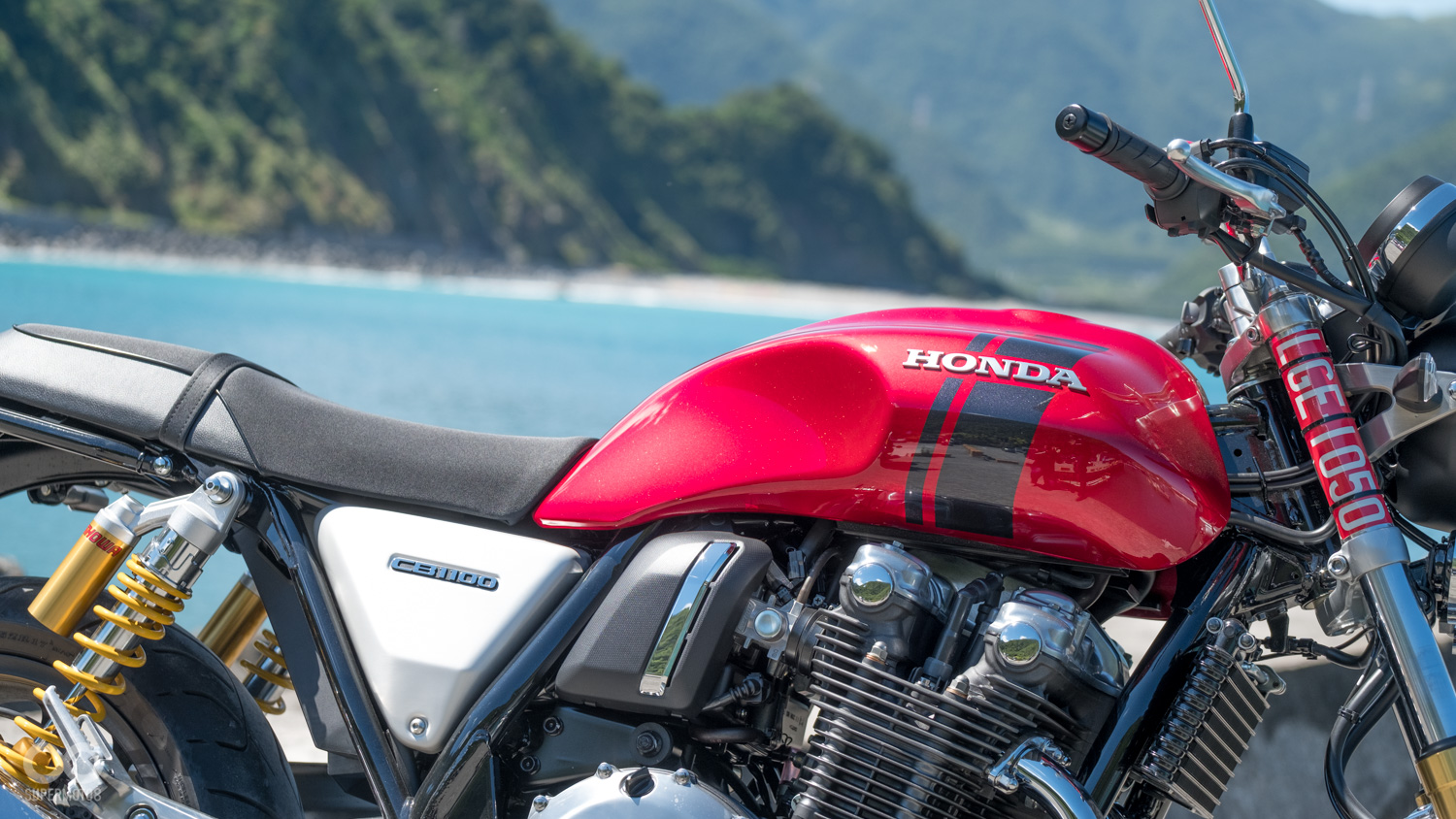 在車身的塗裝上RS版在油箱的兩側多了賽車拉線的設計,隱約透露出其富含的運動性格