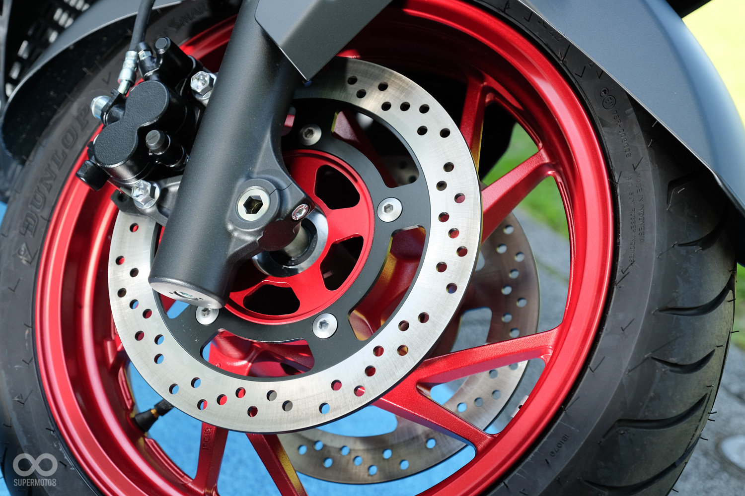 前煞車配置為雙260mm煞車碟搭配單向雙活塞卡鉗