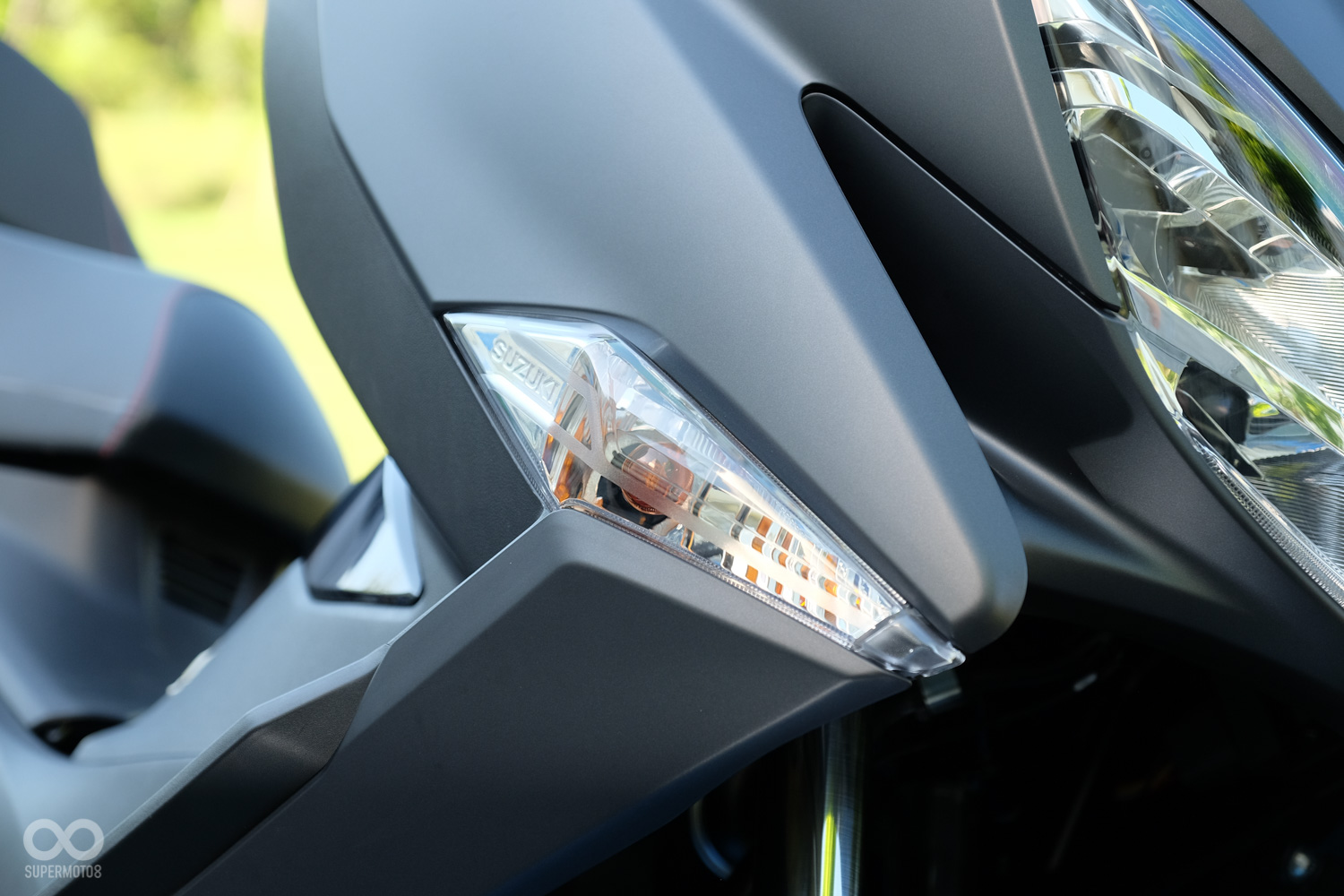 巧妙的將銳利的折線隱藏,隱晦地暗示出速度感,讓優雅與動感在BURGMAN400上取得了絕佳的平衡