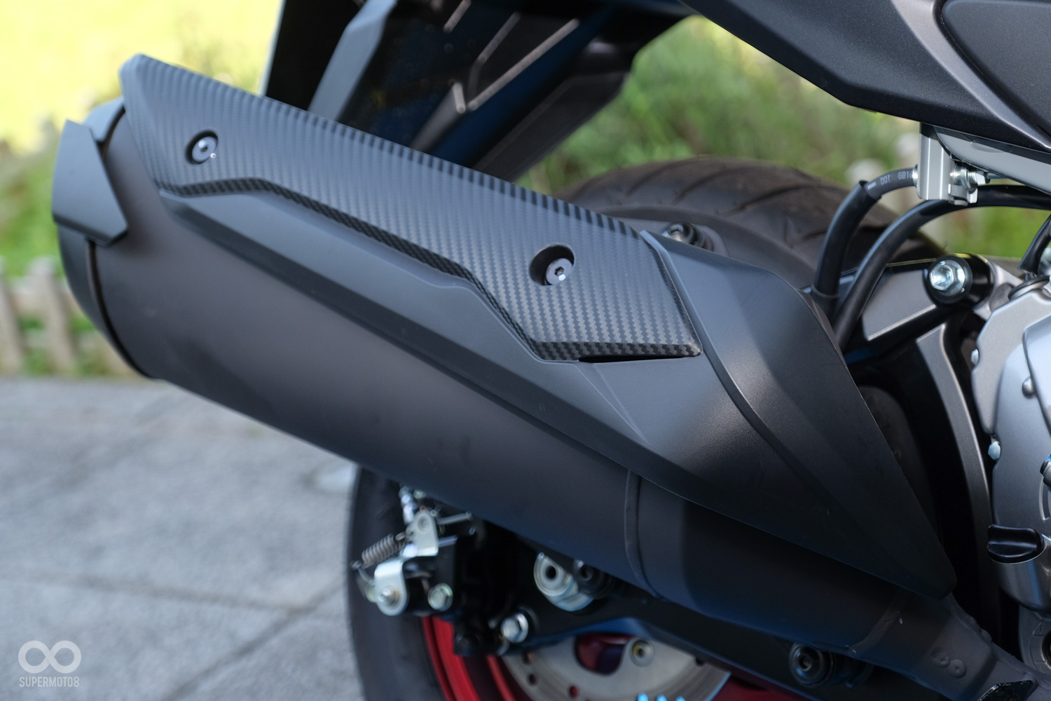 排氣管也經過重新設計,加入了更大量的貴金屬觸媒,以通過越來越嚴苛的環保法規