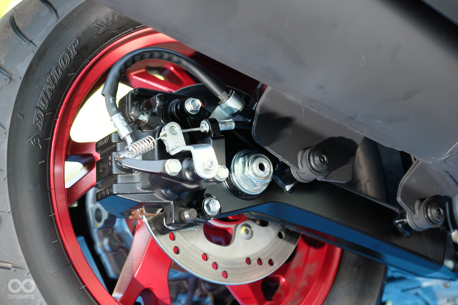 後煞車則是以210mm煞車碟搭配單活塞卡鉗,此外後卡鉗同時也兼具了手煞車卡鉗的身份