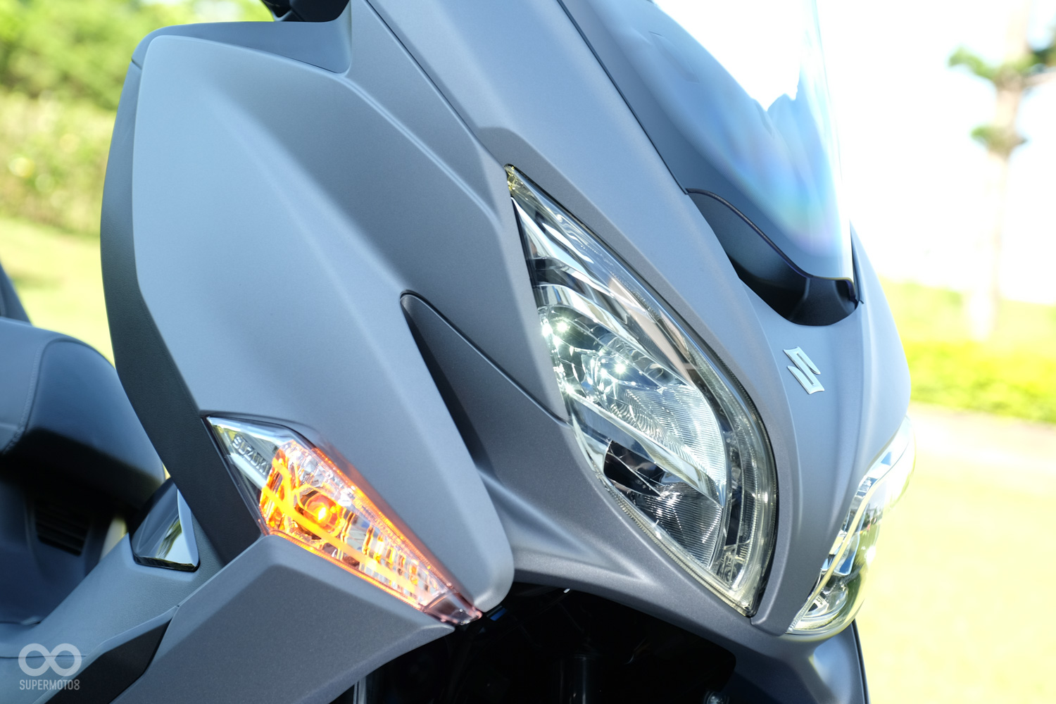 與以往主打霸氣的燈具設計不同,在BURGMAN400上看到的是勾魂的柔媚