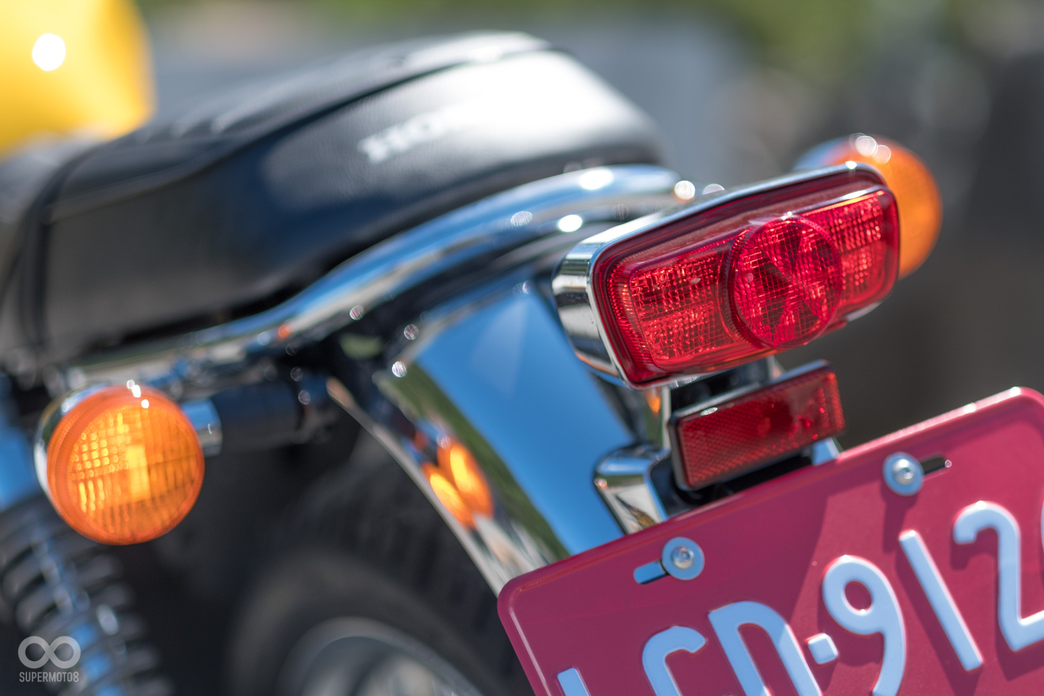 尾燈延續了先前的復古風格,方正的設計雖然經典但與車身的圓潤卻有幾分違和