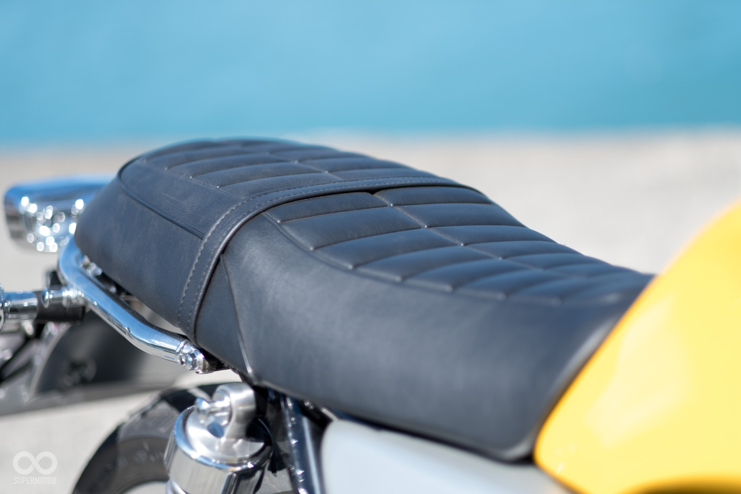 椅墊也同樣用上了經典的格紋造型,泡綿設定中性,長途騎乘的舒適性相當好