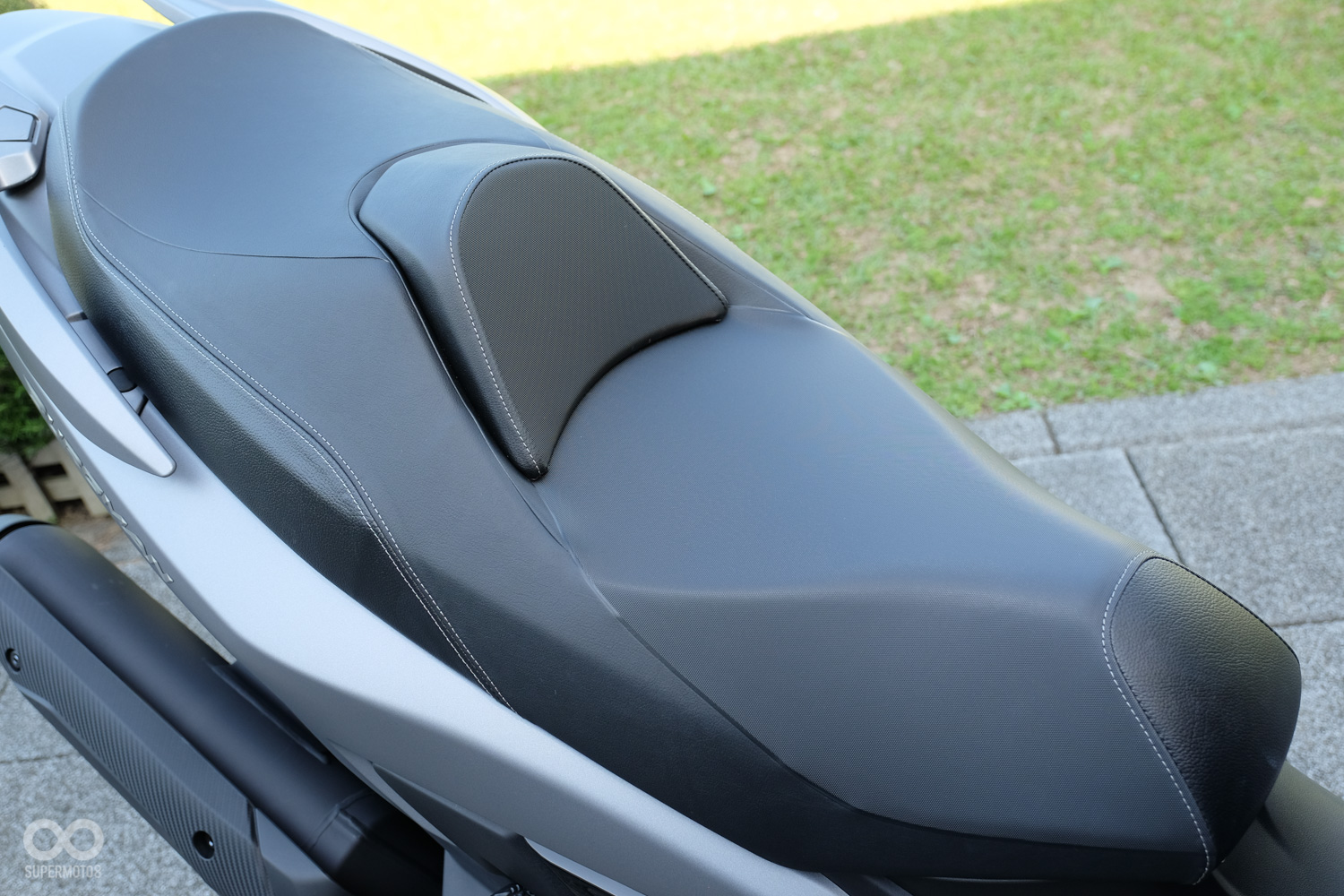 椅墊增厚20mm讓支撐力更好,深度可調的腰靠也讓腿比較長的騎士擁有更佳的乘坐品質