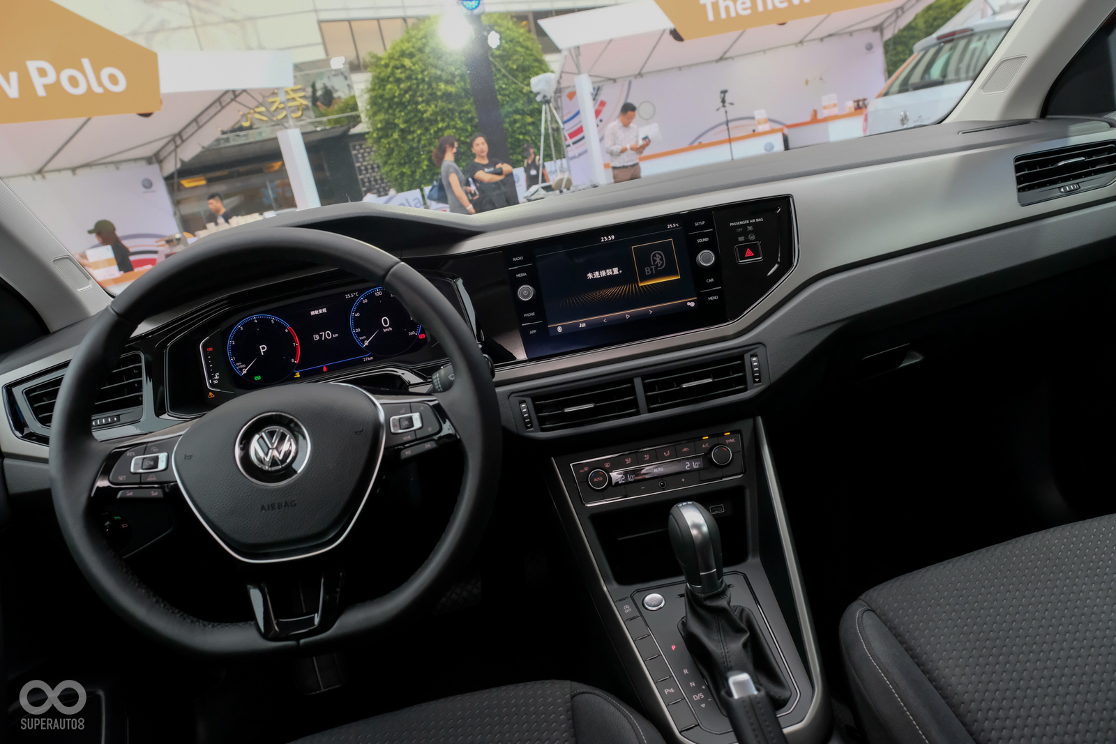 8吋的多媒體主機與選配的10.25吋全邏輯數位化儀表,以橫向排列,讓車室看起來更加寬廣