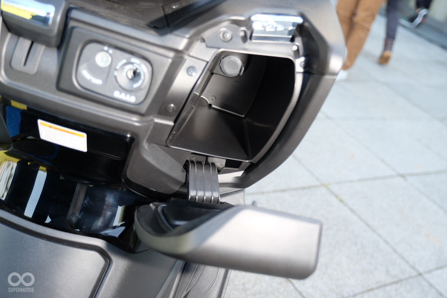 右側置物盒內有一枚非常好用的12V電源供應