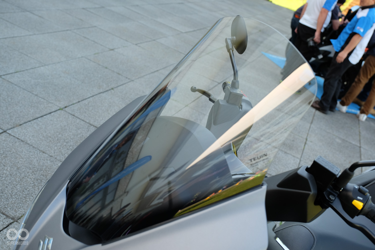 圓潤短小的風鏡相當動感,但擋風的效果可能就不如長風鏡理想了