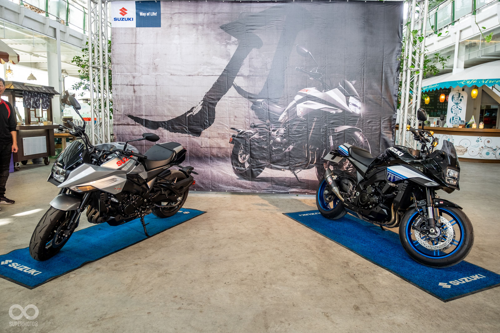 活動會場內展示兩台SUZUKI KATANA，其中一輛經過輕度改裝