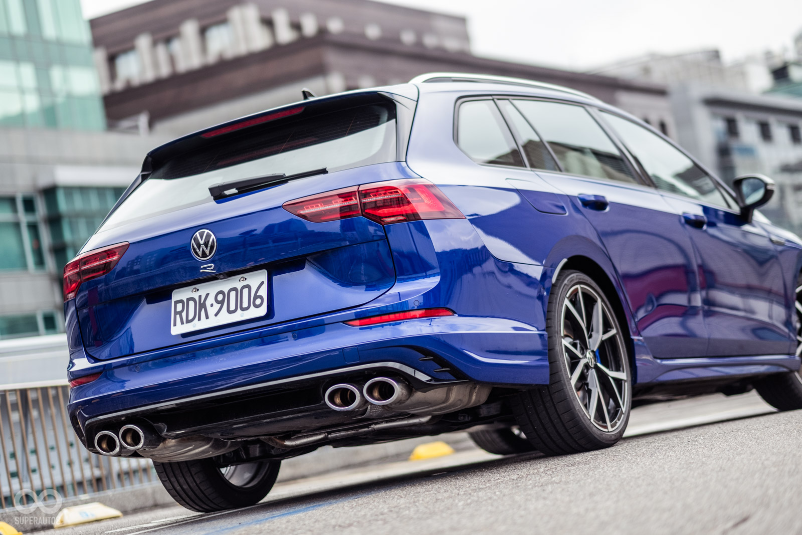 身後的四出尾管證明Golf Variant R特殊身份