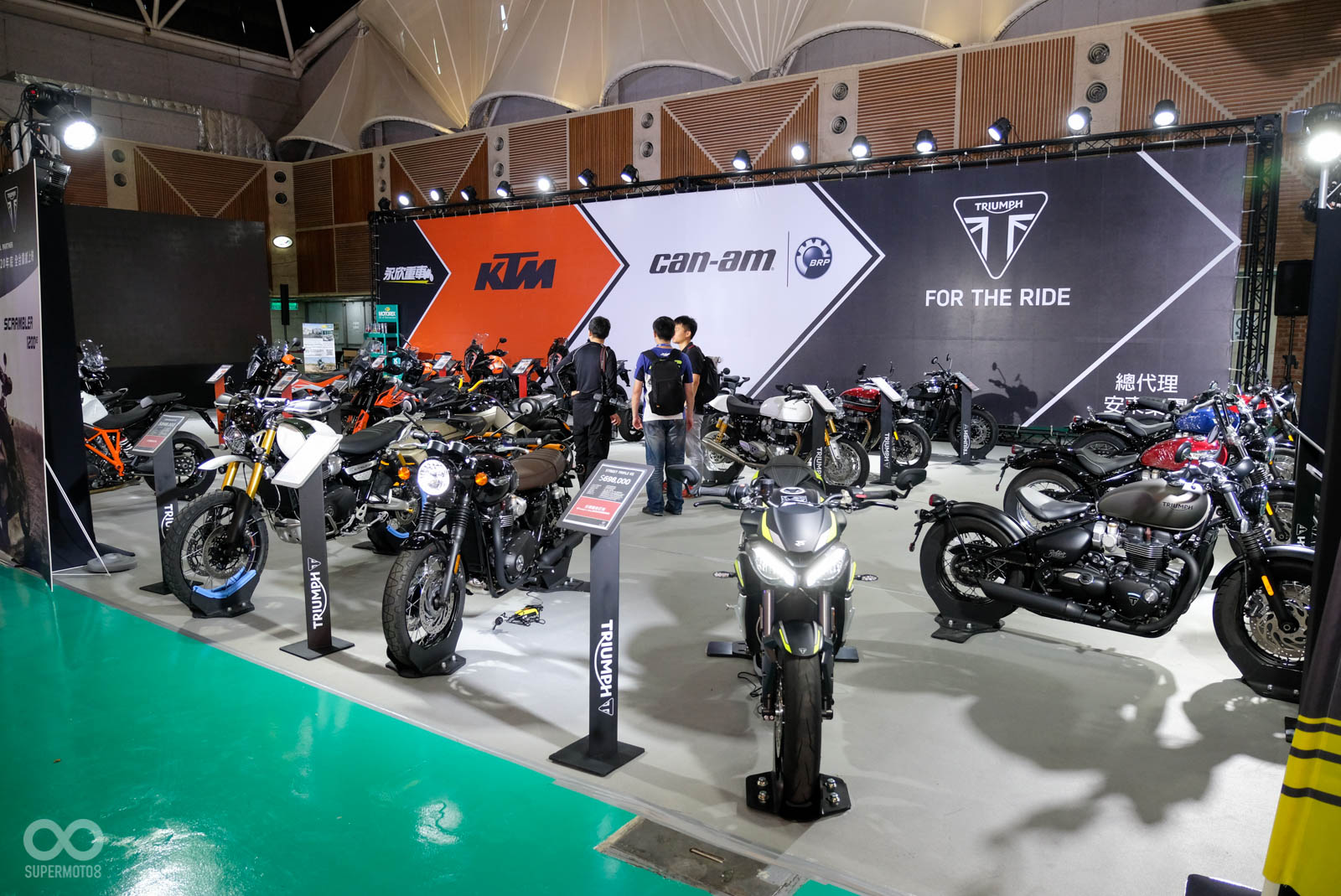 Triumph安東貿易在車站有相當大的展區