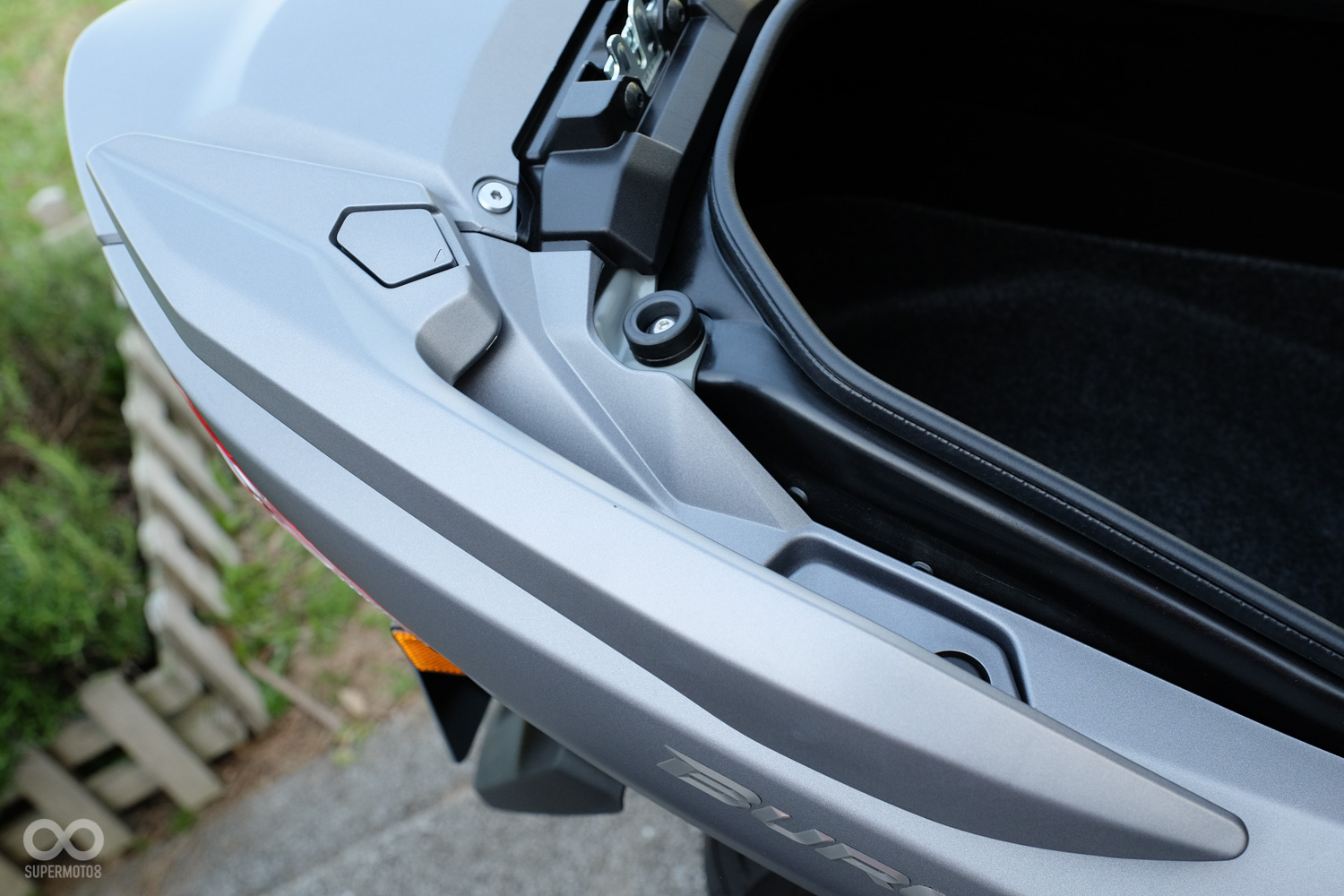 扶手採分離式設計,讓造型更為動感年輕化,SUZUKI還特別製作了螺絲的遮蓋,美觀之外也能避免螺絲生鏽