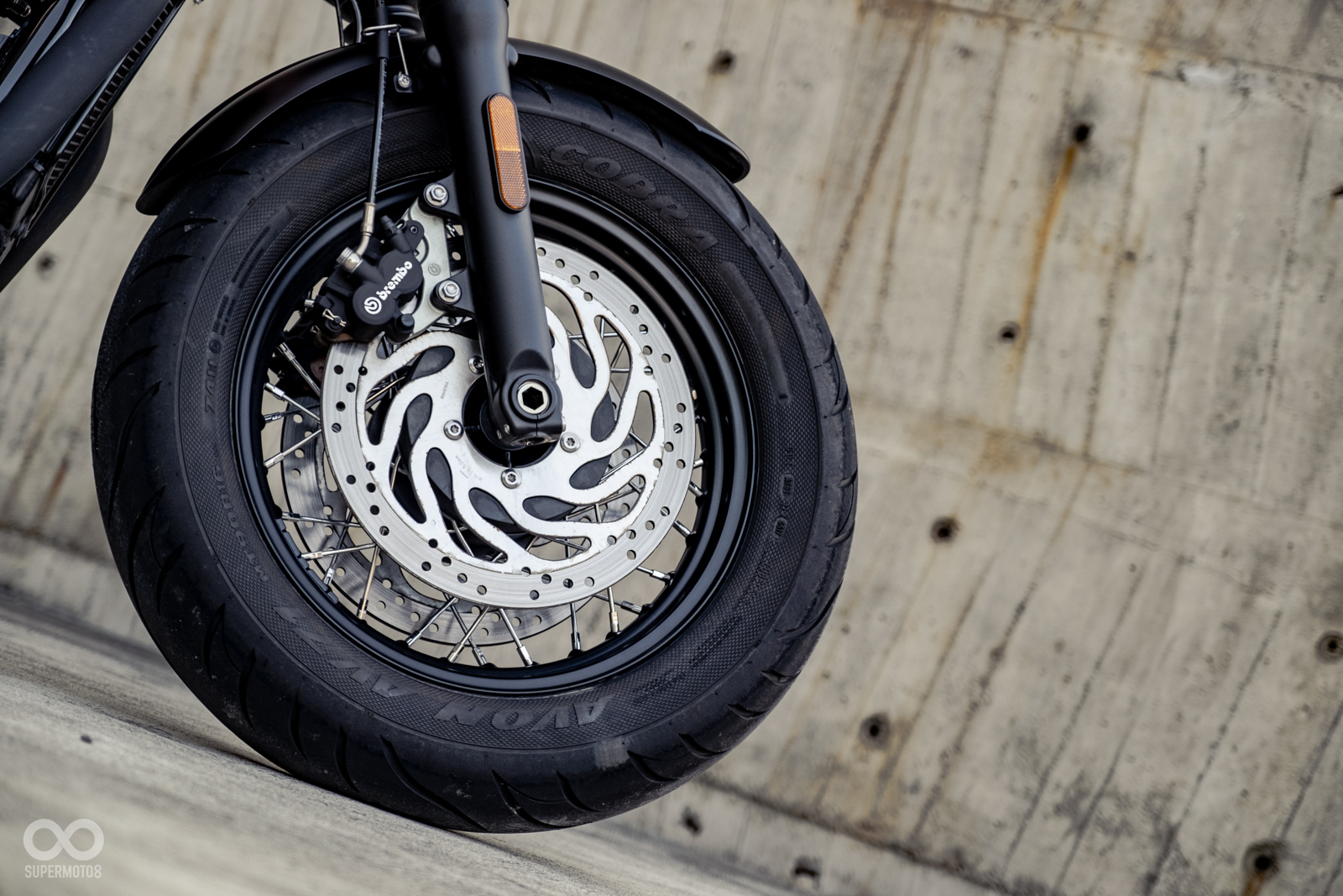 Bobber Black搭配前16吋鋼絲框配上Brembo雙單二活塞卡鉗