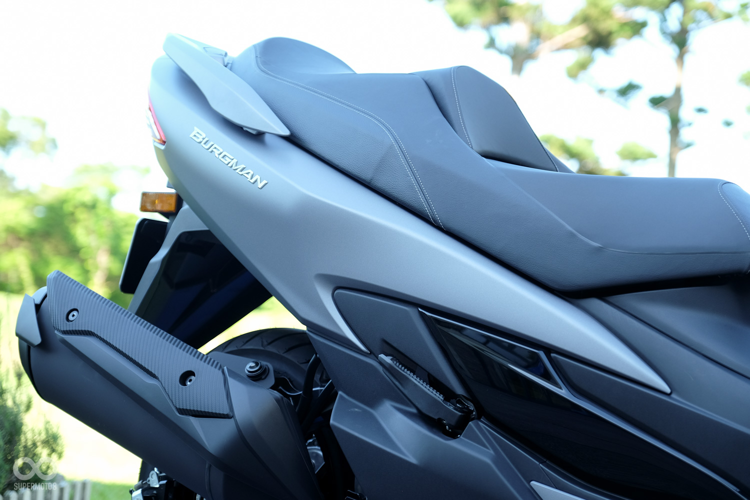 不只車身線條,就連尾管也悄悄上揚,細節的疊加創造出這優美的速度感