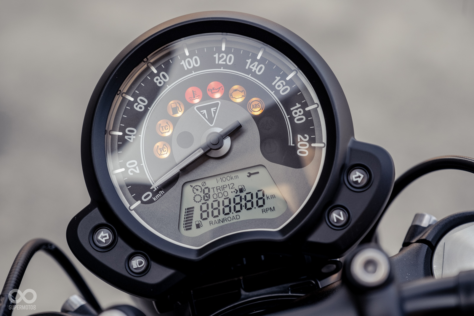 單錶造型相當簡約，但透過下方資訊幕依舊可以顯示轉速、剩餘里程、時間、駕駛模式等資訊