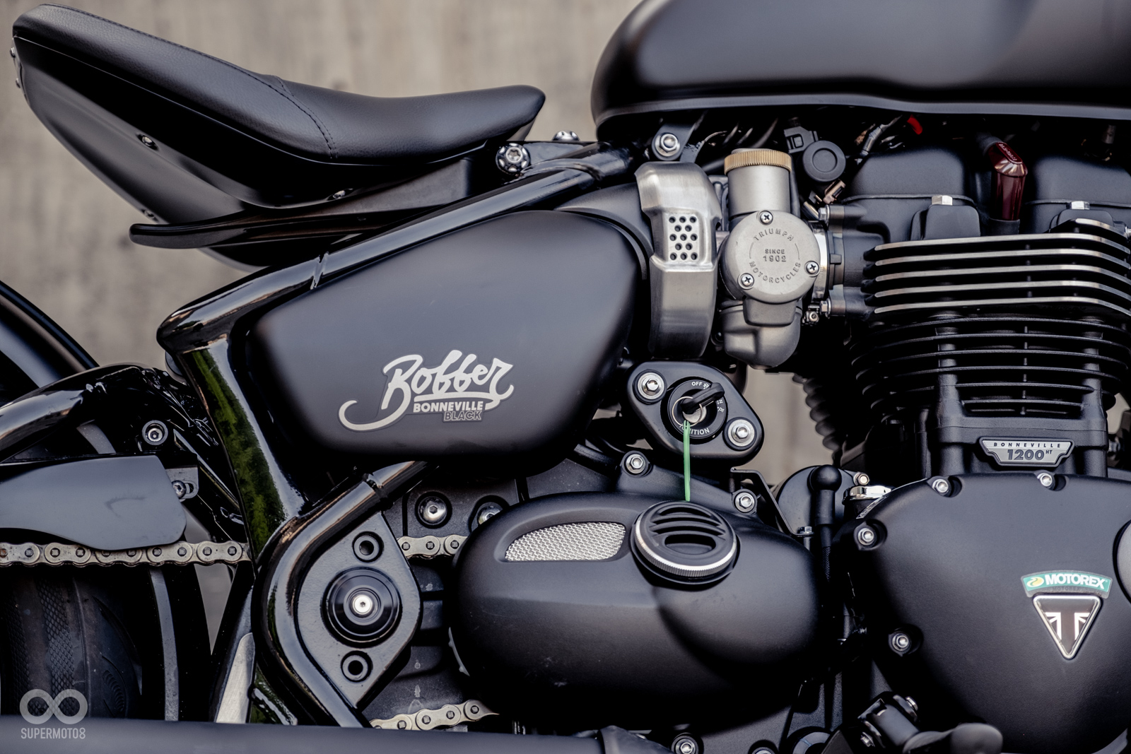 電門鑰匙孔位於車輛右側，同時可看見下方的類機油壺水箱罩