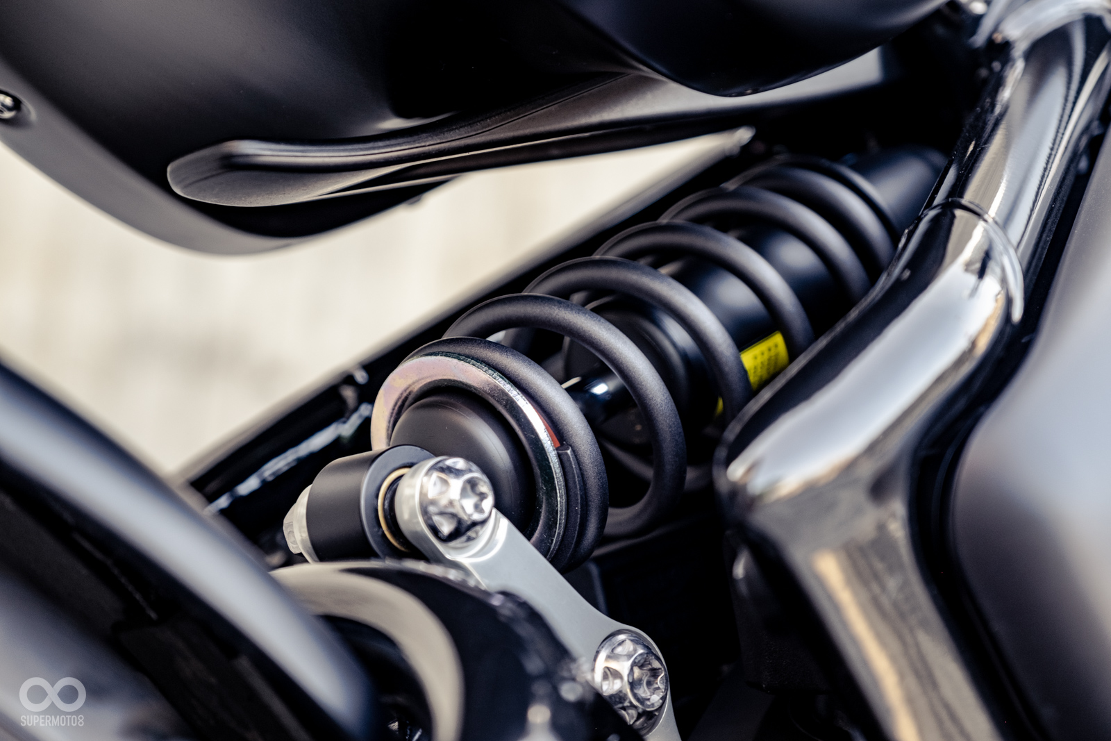 多連桿後避震巧妙地藏在椅墊下方