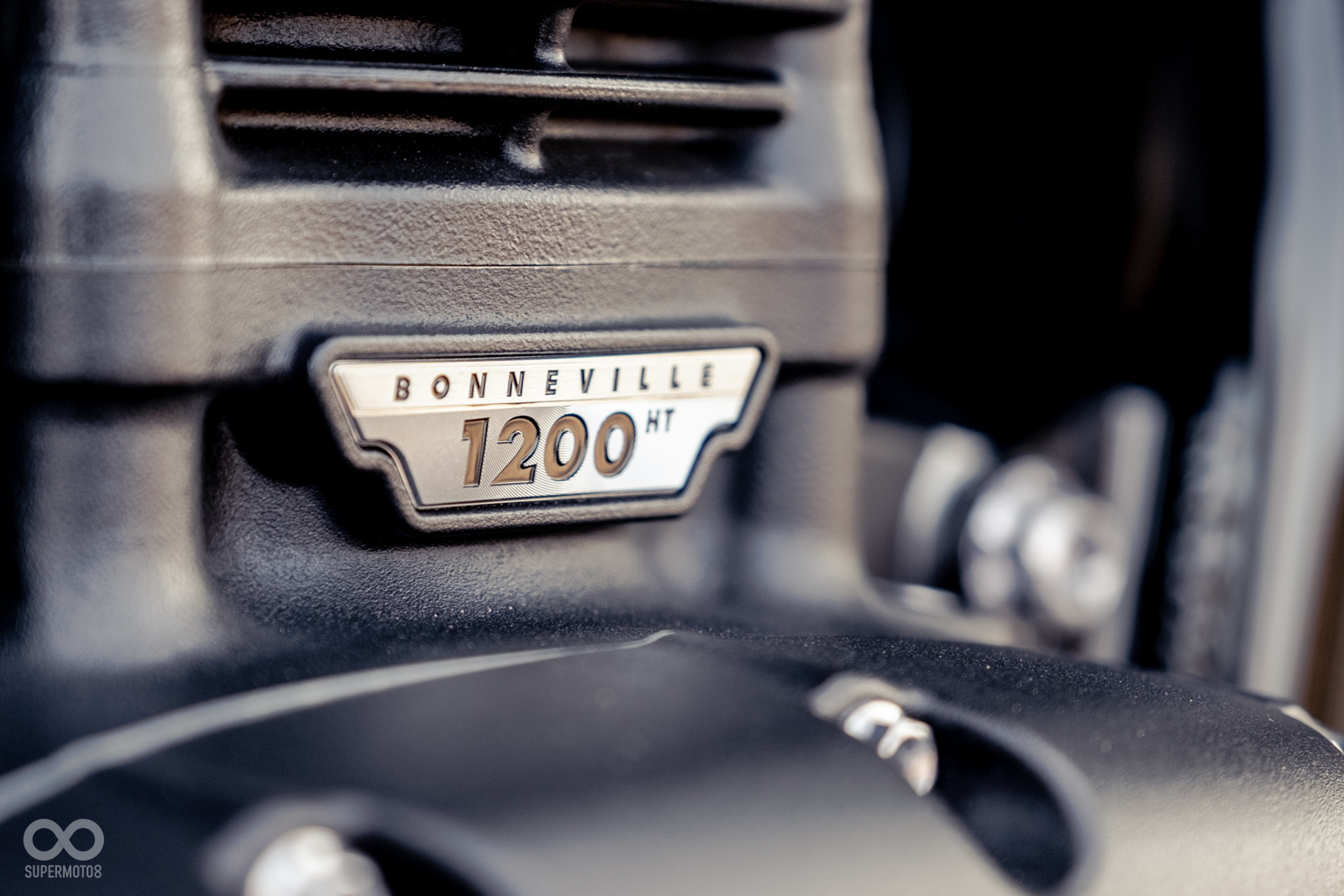 汽缸旁的飾版說明Bobber搭載1,200c.c.雙缸引擎