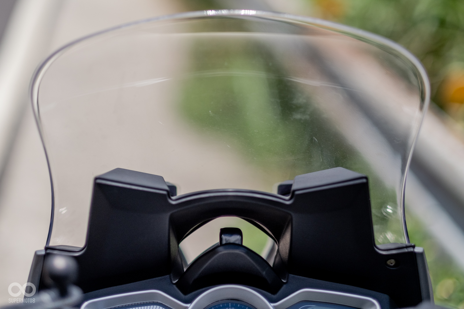 前擋風鏡可透過儀表上頭的快速調整鈕調整