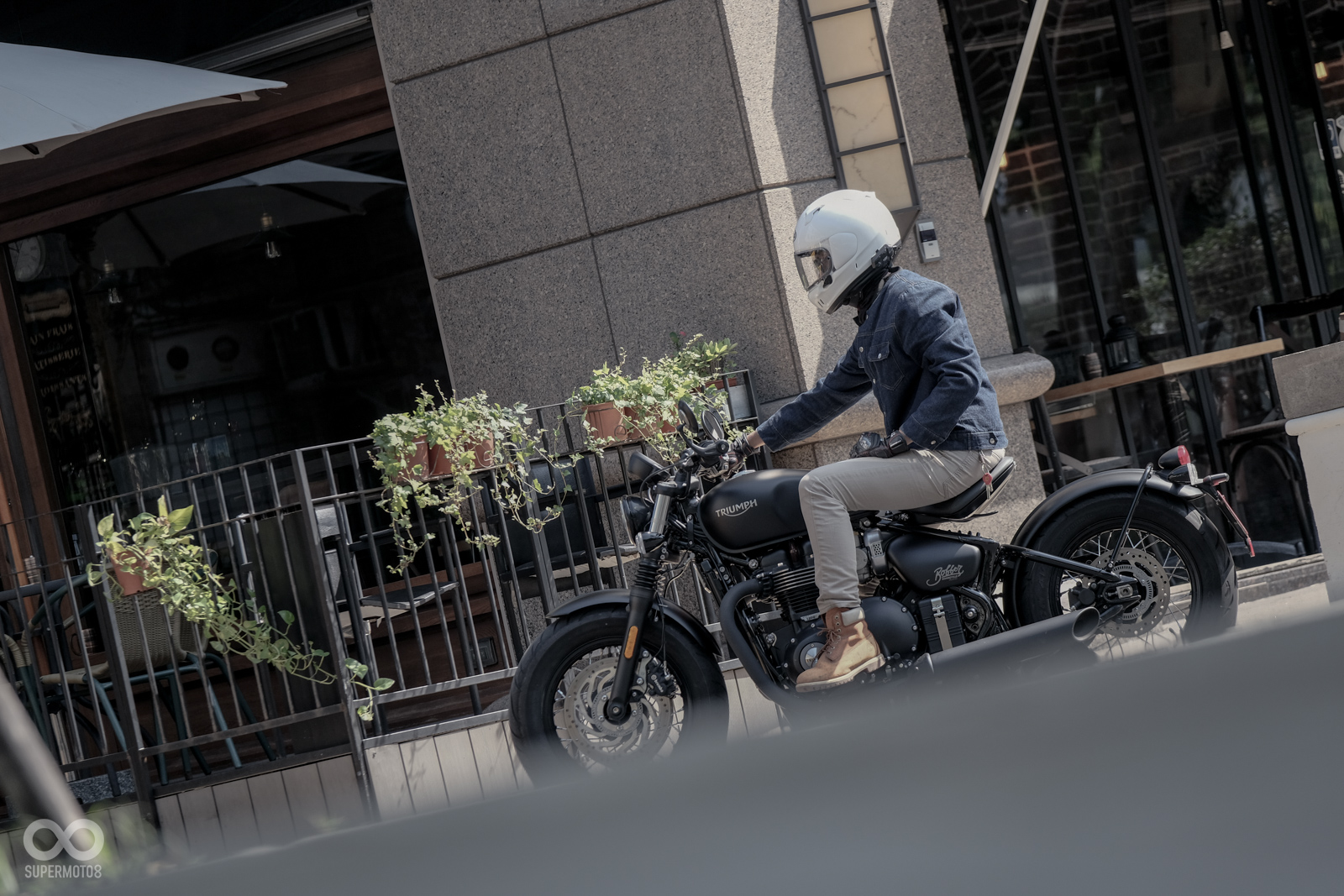 以筆者身高180公分來說，Bobber略為駝背的坐姿相當舒適，但是身形嬌小的騎士可能會因為把手距離較遠而感到疲勞