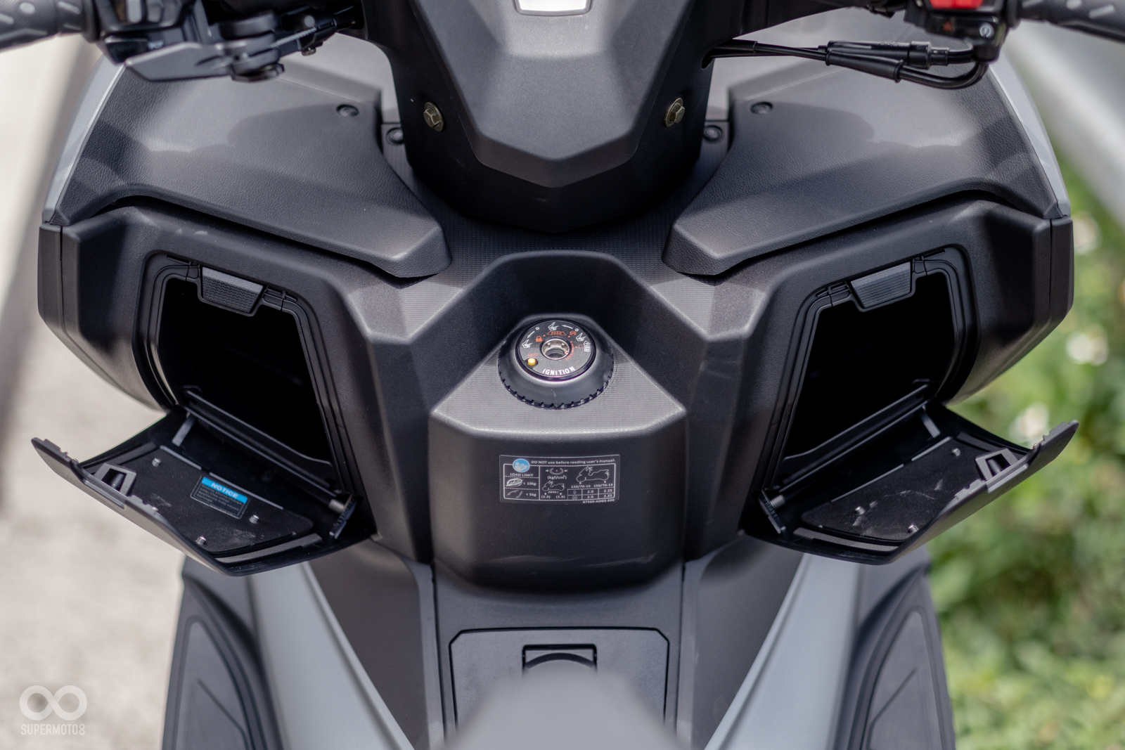 前置物空間分為左右兩區域,左側配有USB充電孔