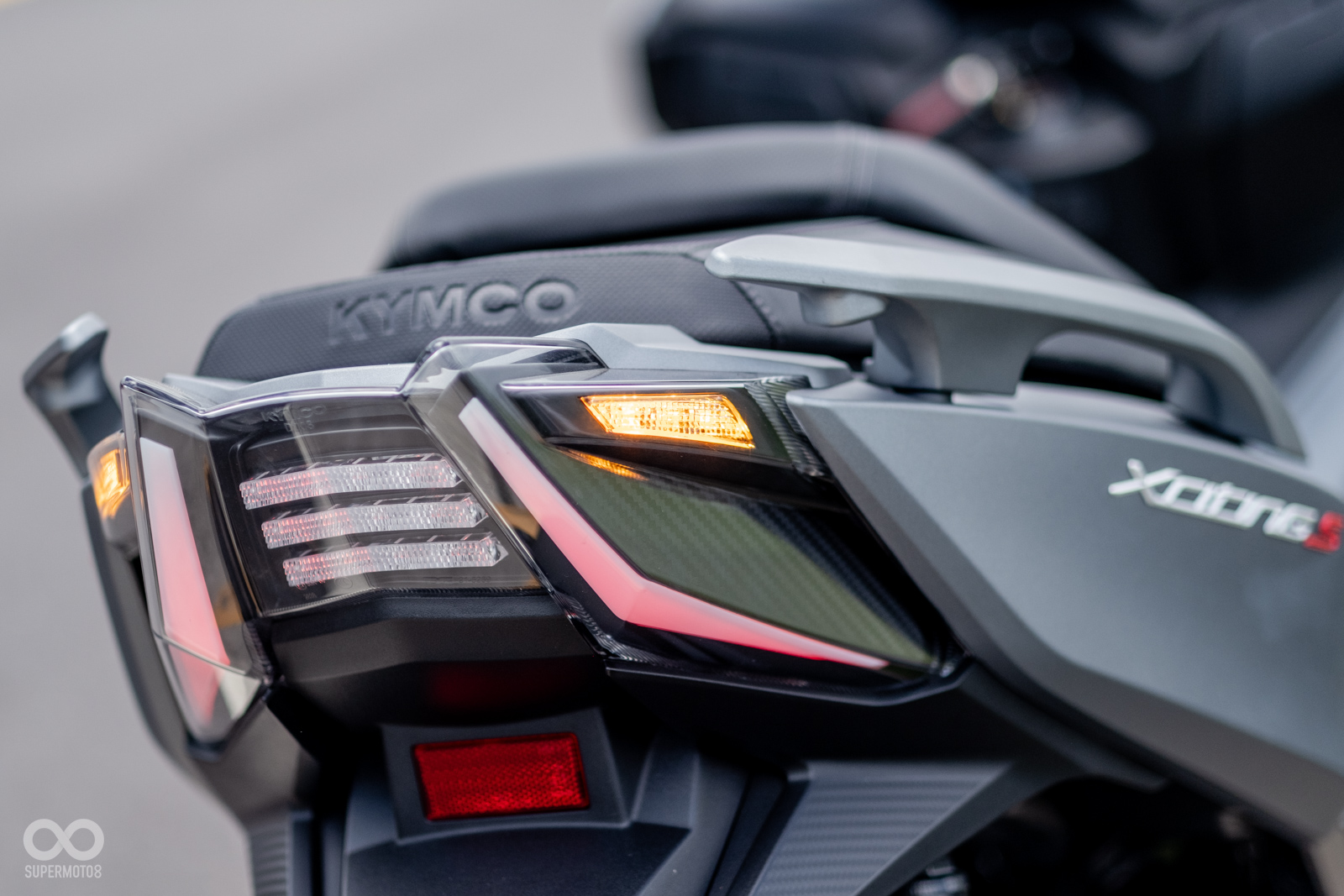 尾燈有導光條增添科技感,中央的橫式車燈則有傳承上代車款的意味