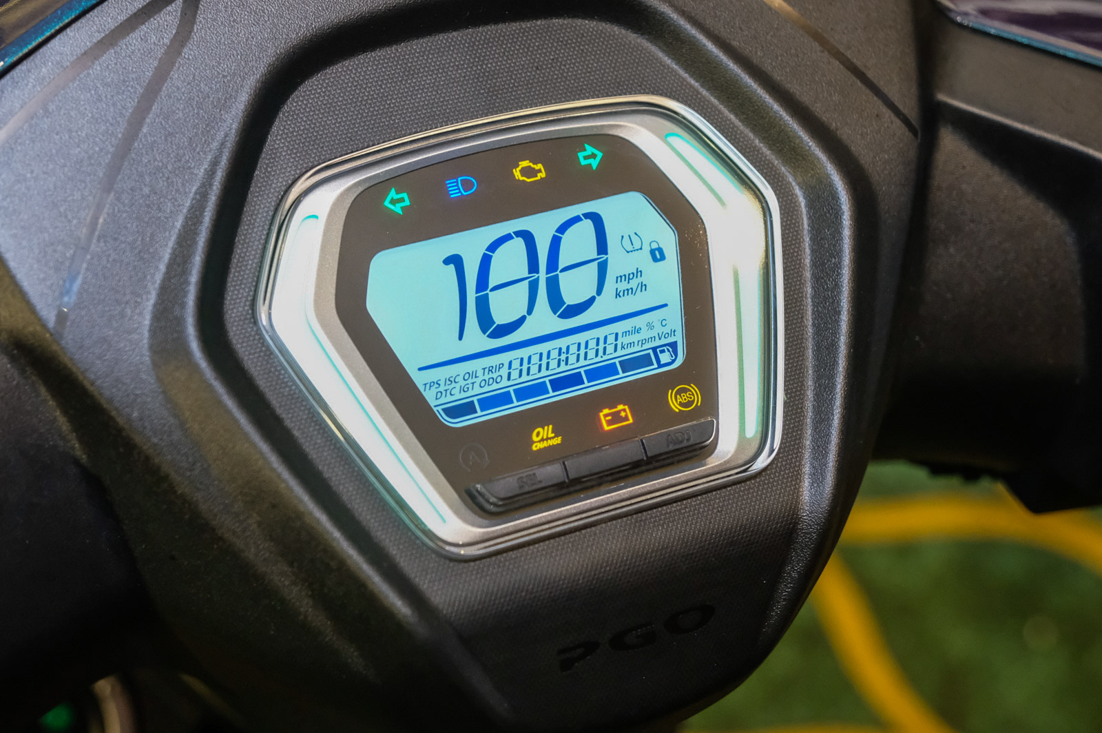 儀表光條可透過手機切換顏色