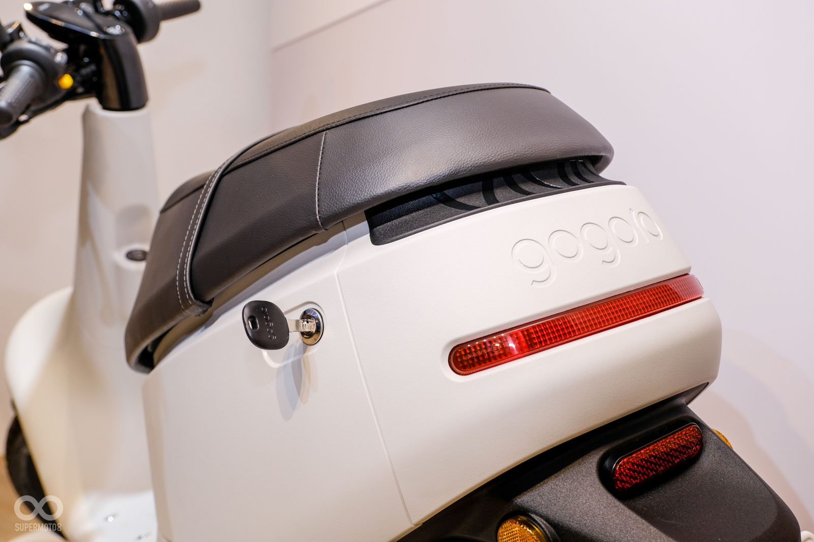 因為取消NFC感應設計，坐墊開啟改由車身後方的鑰匙孔開啟