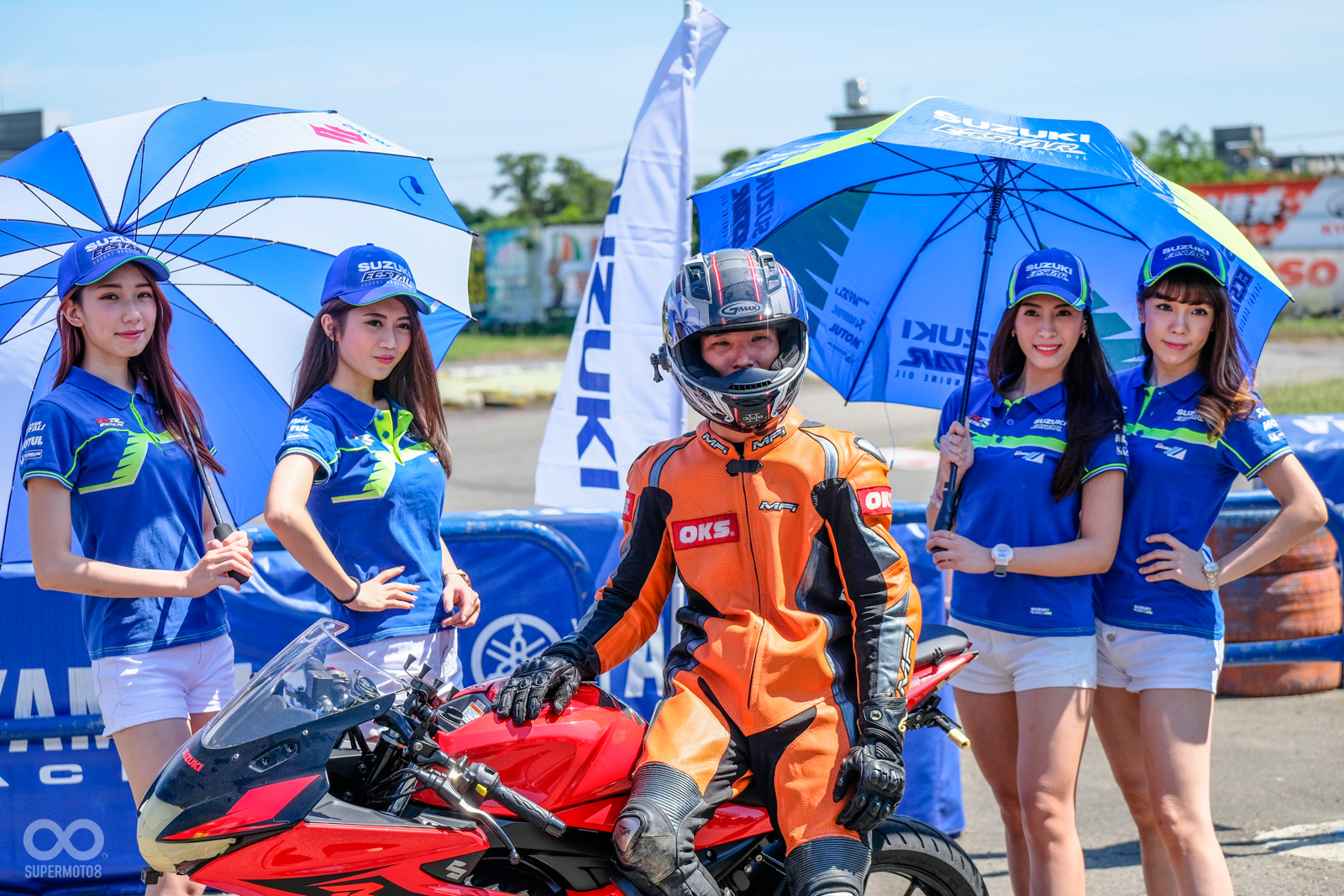 雖然沒有MotoGP燈滅起跑前，專屬SHOW GIRL的撐傘服務，但是每位車主可在進場前與SHOW GIRL合影留念