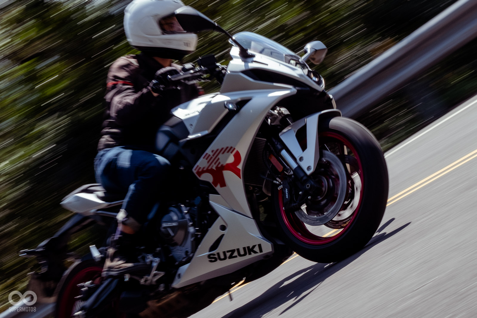 雖然整體的路面回饋不如8S直接,但是8R給人更舒適平緩的感覺,相當符合街跑車的使用環境