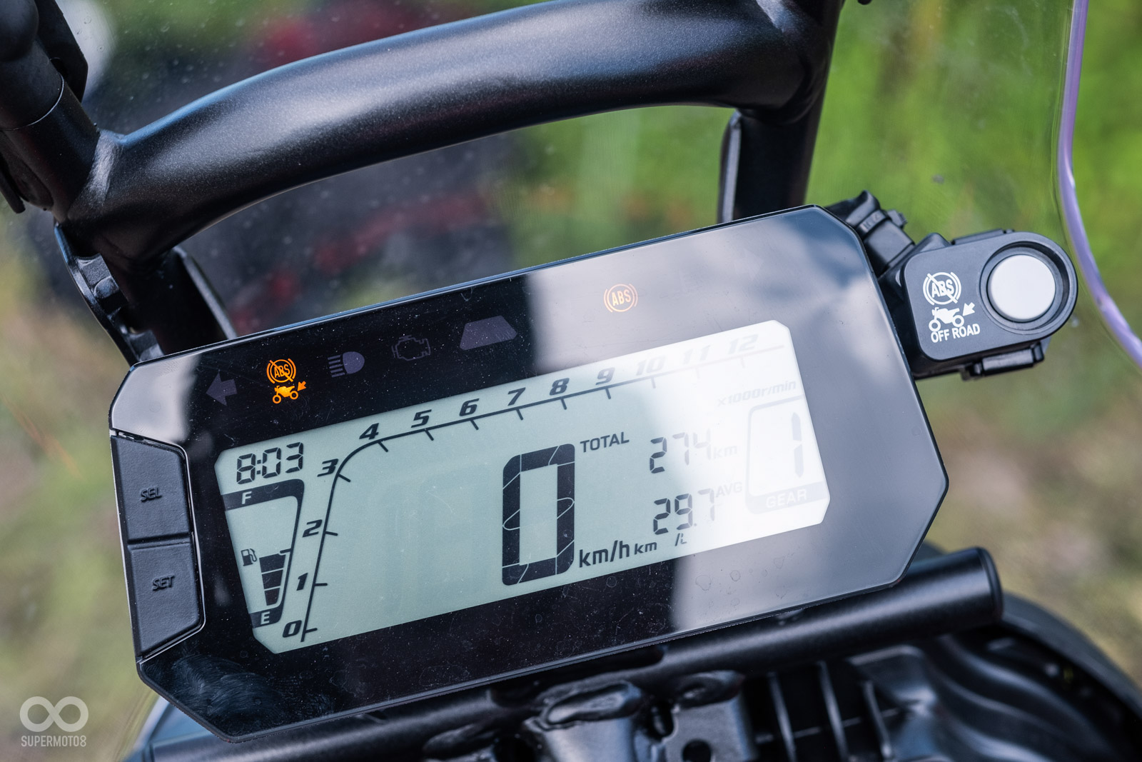 單色液晶儀表使用白底黑字的設計,在林道中具備更好的辨識度