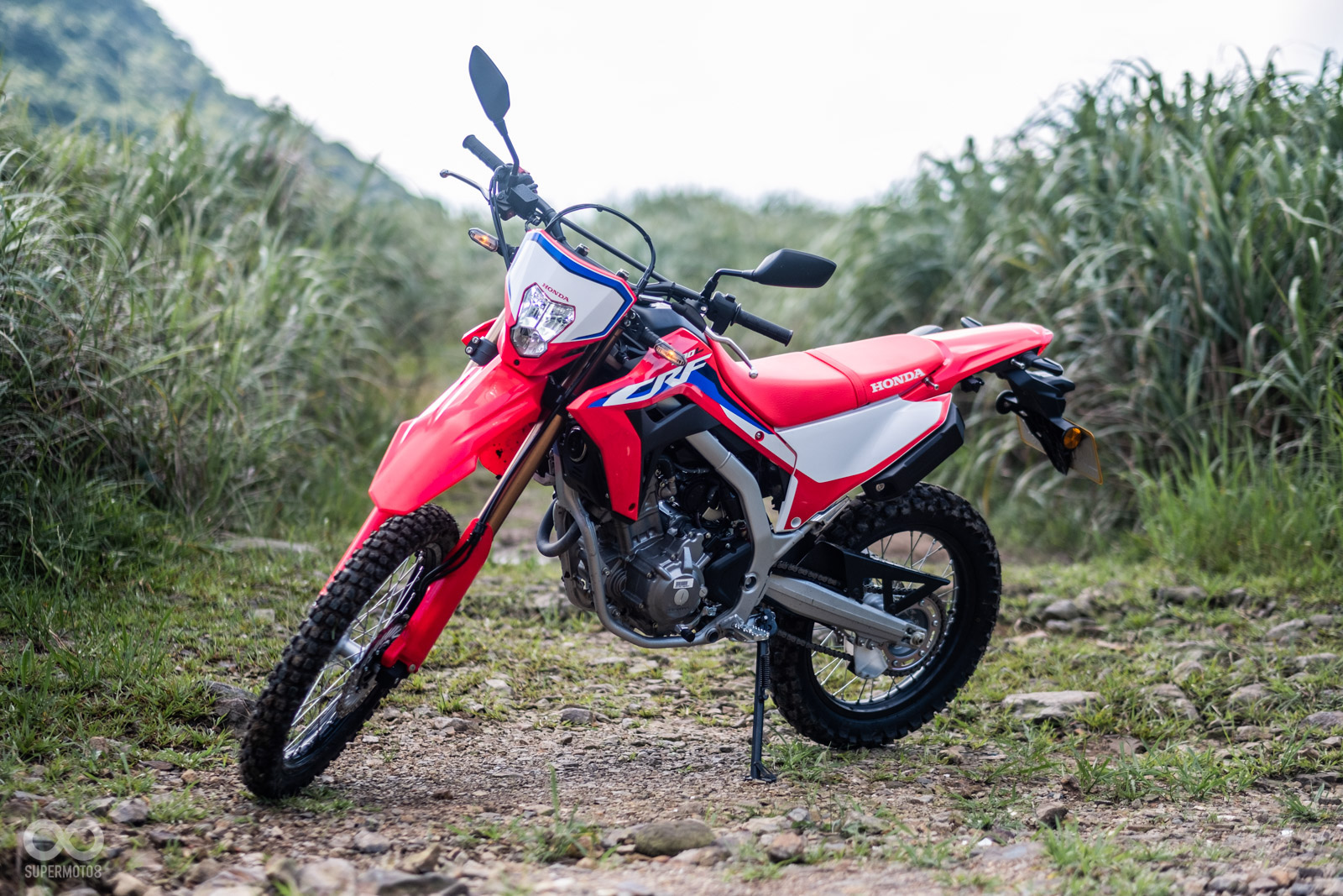 CRF300L的外觀設計源於CRF家族中最強的CRF450R