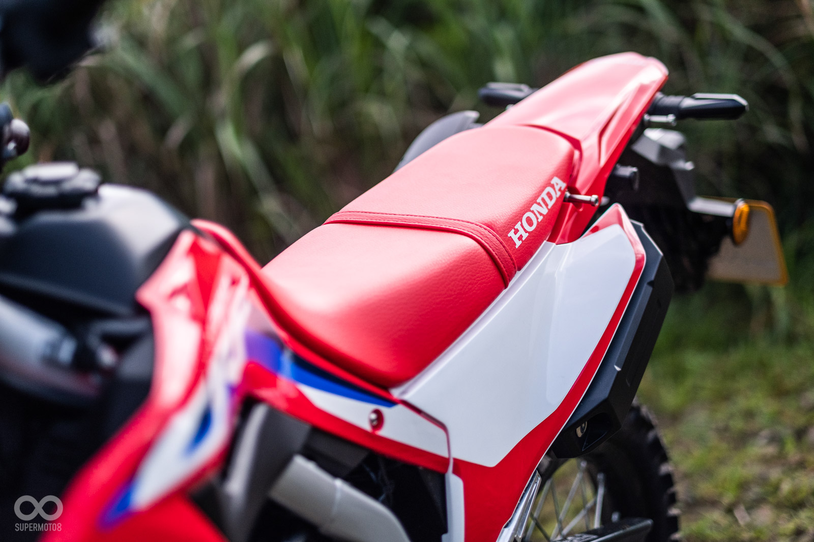 越野專用的窄坐墊讓長途騎乘的舒適性有所犧牲