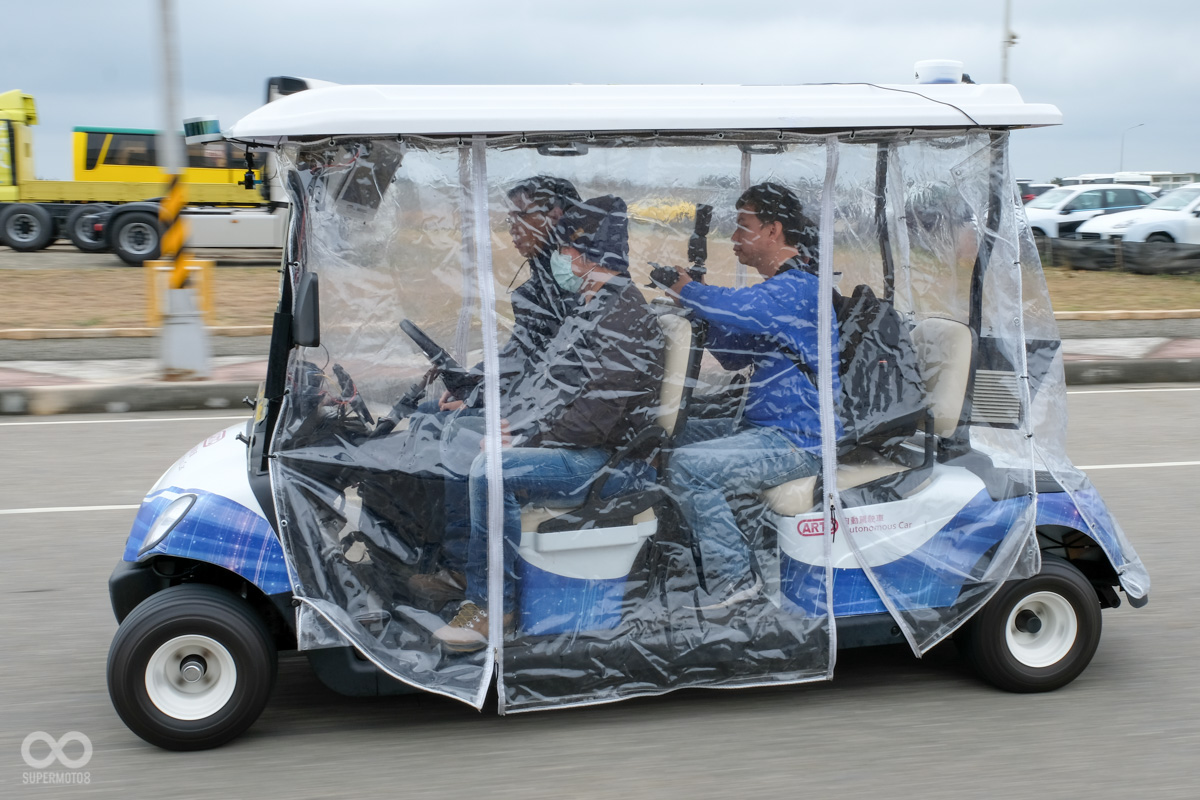 從側面能清楚看到,駕駛完全是屬於放車子自己走的狀態